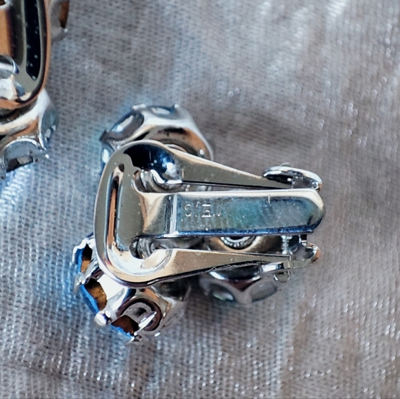 Aurora Borealis Blue Round Vintage Crystal Clip Earrings Prong Set Signed WEISS? - Picture 11 of 11